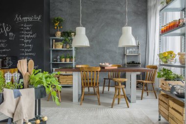 Sömürge sonrası sandalye ile yemek odası