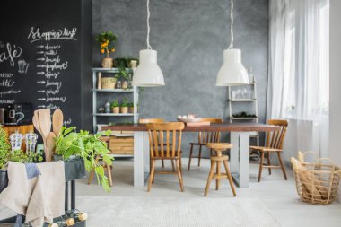 Mutfakta taze bitkiler var.