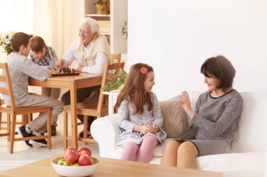 Dedesi torunları ile oynamak