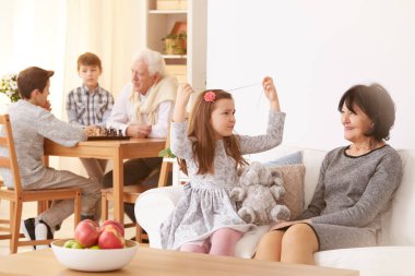 Büyükanne ile konuşurken torunu