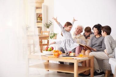 Hikayeler anlatmak için dedesi torun