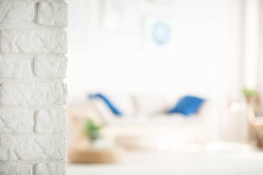 Oturma odasında tuğla duvar