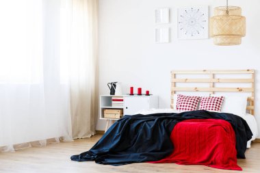 Kırmızı ve siyah aksesuarları