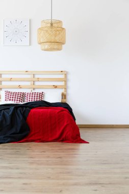 Kırmızı ve siyah yatak