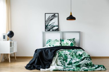 Bir battaniye yatak var