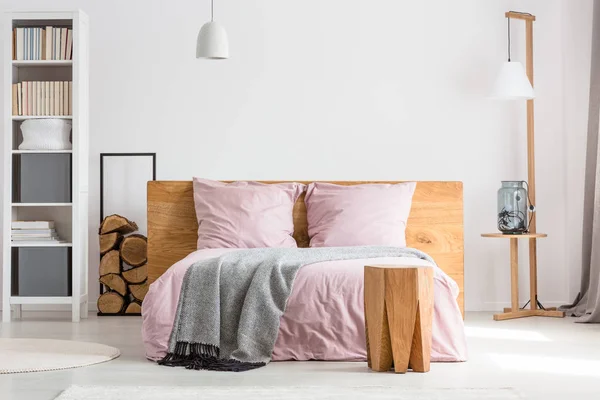Schlafzimmer mit Holzdekor — Stockfoto