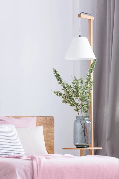 Bunga di samping tempat tidur — Stok Foto