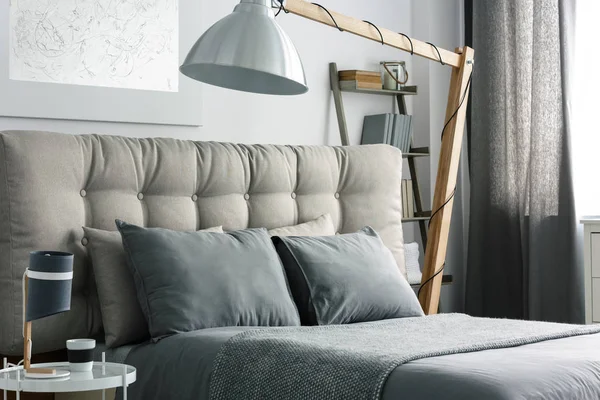 Cama gris con cabecero — Foto de Stock