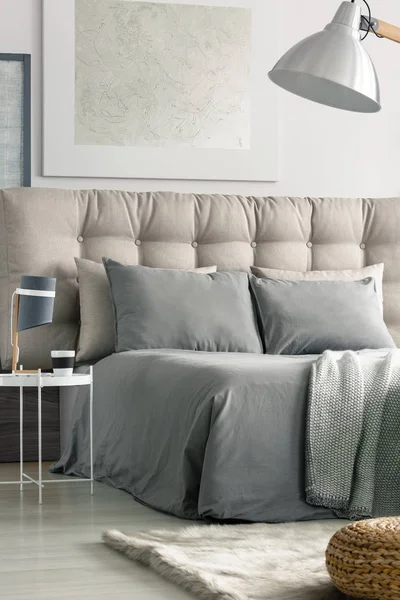 Slaapkamer in grijze kleuren — Stockfoto