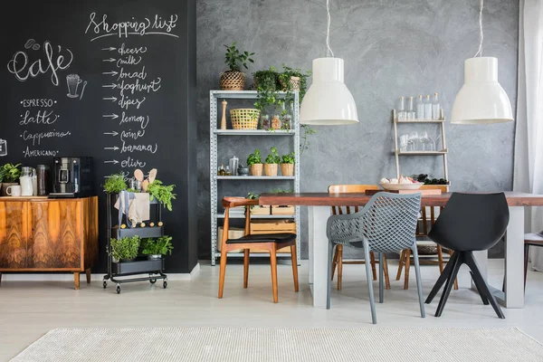 Mesa de família na cozinha industrial — Fotografia de Stock