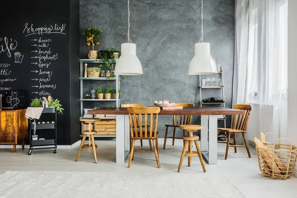 Schoolbord en grote tafel — Stockfoto