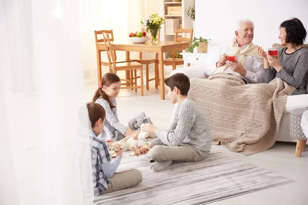 Grandchildren playing in grandparents' house — Stock Photo, Image