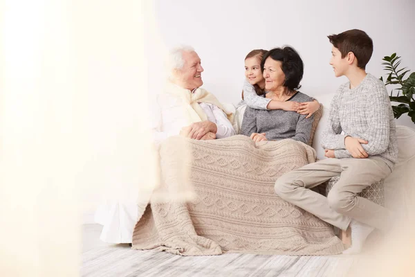 Grandkids spending time with grandparents — Stock Photo, Image