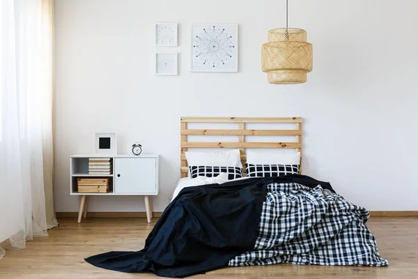 Kamar tidur hitam dan putih — Stok Foto
