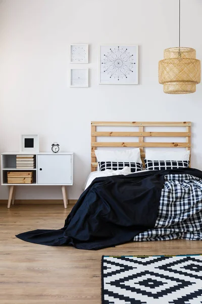 Спальня з дерев'яним декором — стокове фото