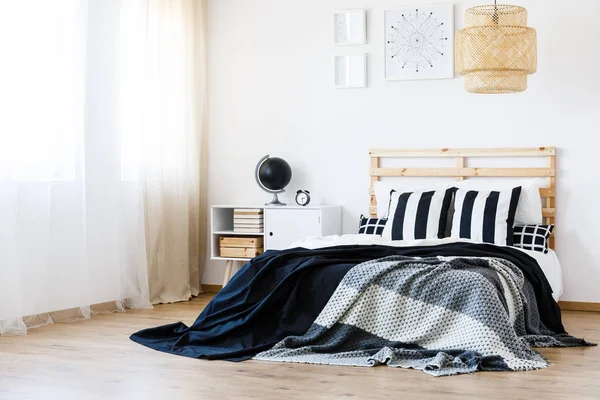Beyaz ve ahşap yatak odası — Stok fotoğraf