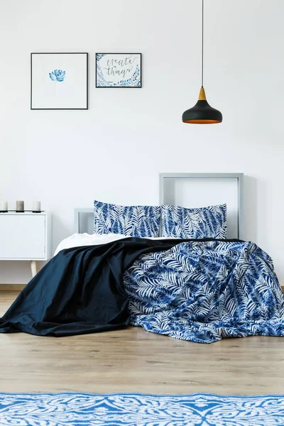 mavi ve beyaz yatak odası