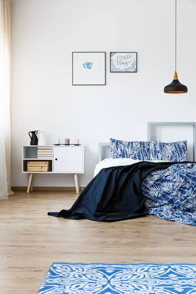 Blauwe accessoires in slaapkamer — Stockfoto