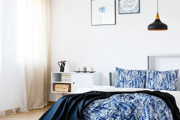 Decke auf dem Bett — Stockfoto
