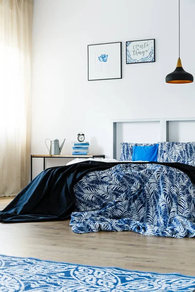 Kamar tidur berwarna putih dan biru — Stok Foto