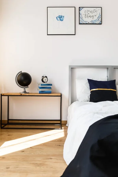 Trä nattduksbord i sovrummet — Stockfoto