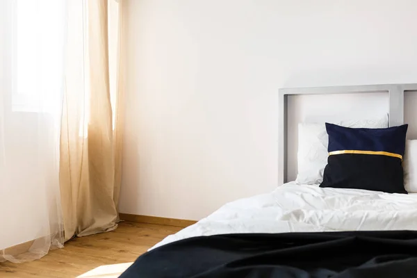 Weiße Wände im Schlafzimmer — Stockfoto