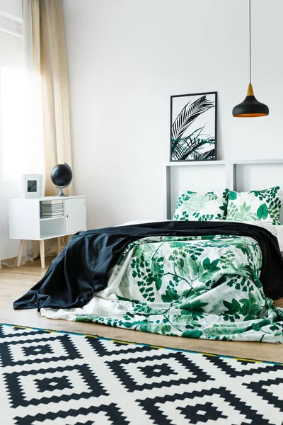 Цветочный дизайн постельных принадлежностей — стоковое фото