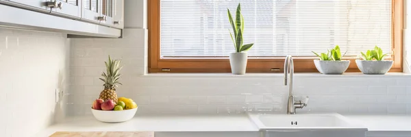 Düzenli beyaz mutfak — Stok fotoğraf