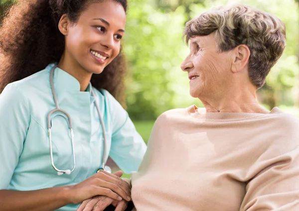 Ta hand om patienten — Stockfoto