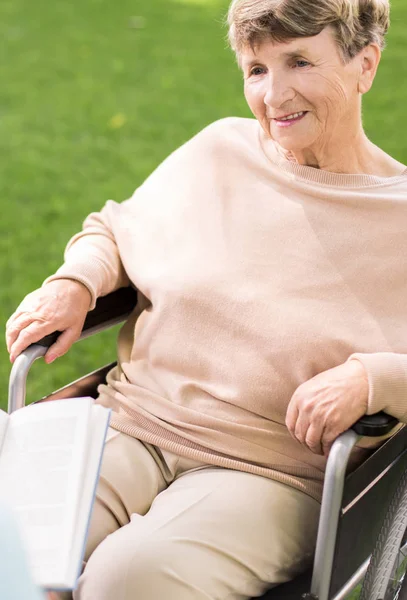 Женщина на инвалидной коляске — стоковое фото