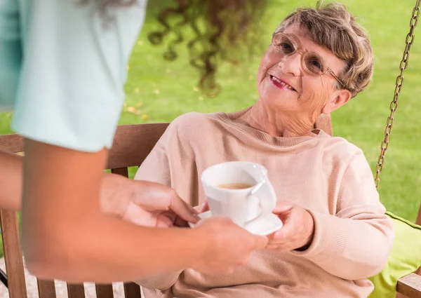 Servire il tè — Foto Stock