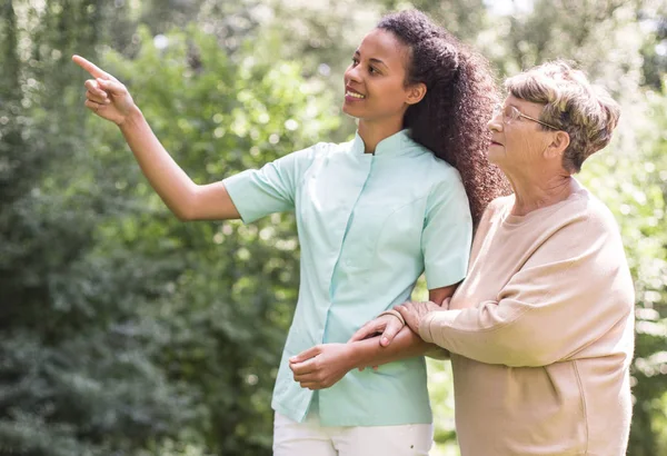 Samen wandelen in tuin — Stockfoto