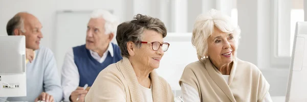 Two older women using computer — Stock Photo, Image