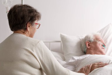 Hasta kocası arayan kadın