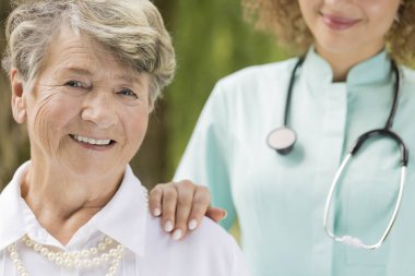 Yaşlı gülümseyen kadın doktor ile