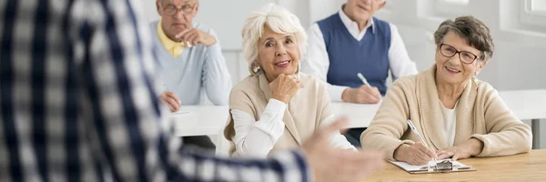 Seniorer och tittar flirtatiously lärare — Stockfoto