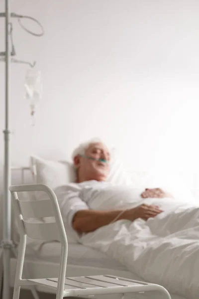 Hombre enfermo durmiendo en la cama —  Fotos de Stock