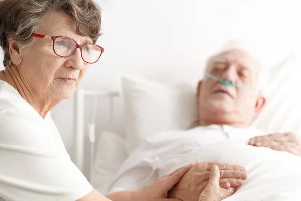 Bejaardenpaar in ziekenhuis — Stockfoto