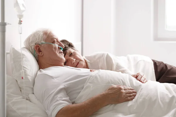 Ανώτερος ζευγάρι στο κρεβάτι του νοσοκομείου — Φωτογραφία Αρχείου
