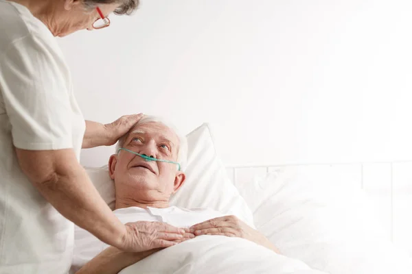 Senior man in hospice — Stockfoto