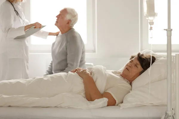 Senior mulher dormindo na cama do hospital — Fotografia de Stock