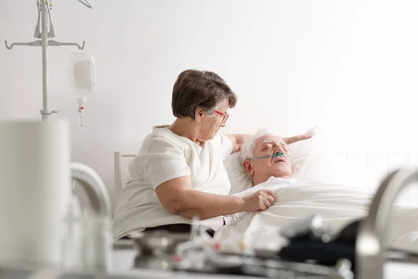 Kvinnan tar hand om hennes man — Stockfoto