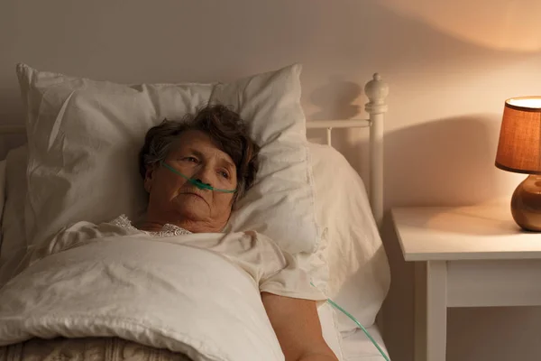 Mulher idosa doente na cama — Fotografia de Stock