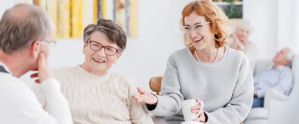 Mujeres mayores hablando con el hombre — Foto de Stock