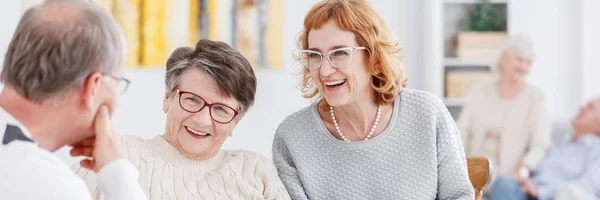 Vrouwen en man lachen — Stockfoto