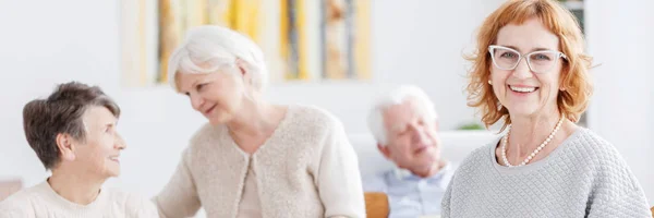 Anciana sonriendo — Foto de Stock