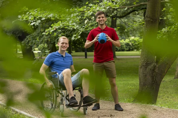 Handikappade mannen spelar sporten med vän — Stockfoto