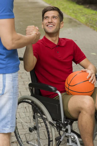 Happy postižený člověk drží basketbal — Stock fotografie