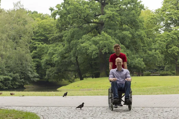 Behinderter Mann bei Spaziergang mit Freund im Park — Stockfoto