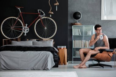 Yatak odasında çay içme